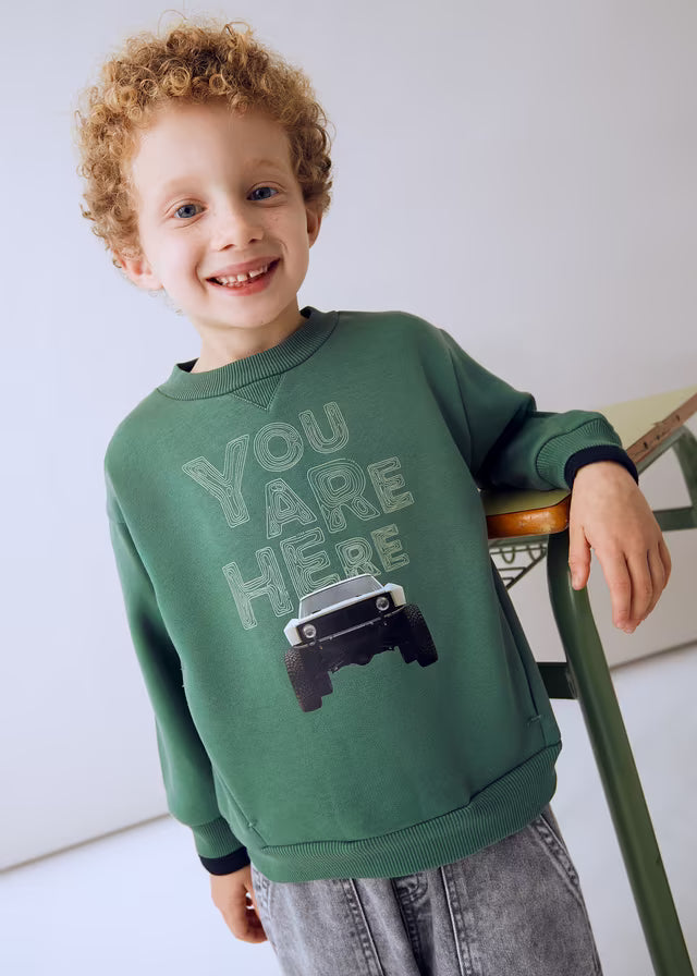 Felpa Macchina Mayor boy sweatshirt with car print and front pockets in green color worn by smiling child
