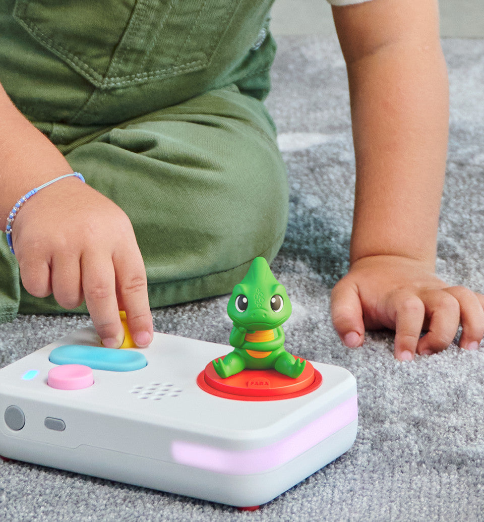 Bambino che usa FABA personaggio sonoro con camaleonte verde per storie sonore educative su emozioni