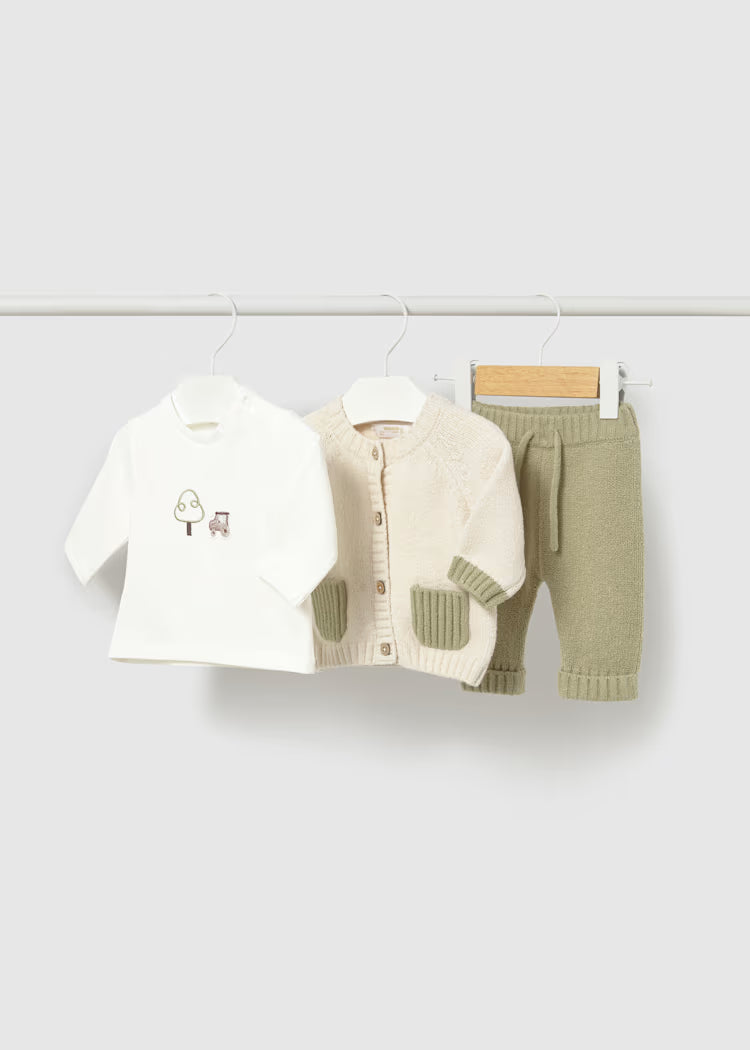 COMPLETO 3PZ TRATTORE per bambino composto da maglia bianca con stampa albero e animale, cardigan beige con tasche verdi lavorato a maglia e pantaloni verdi in maglia morbida.
