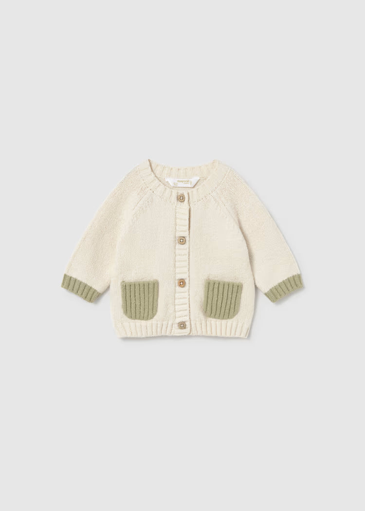 Cardigan beige con tasche verdi e bottoni marroni in maglia morbida, parte del COMPLETO 3PZ TRATTORE bambino.