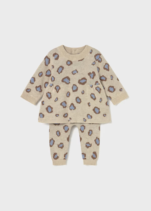 Completo per neonata in maglia tricot beige con disegni jacquard e pantalone elasticizzato coordinato