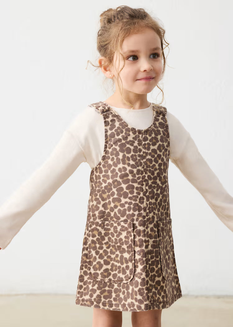 VESTITO SALOPETTE bambino con stampa leopardata marrone su tessuto cotone, con tasche frontali e scollo rotondo.