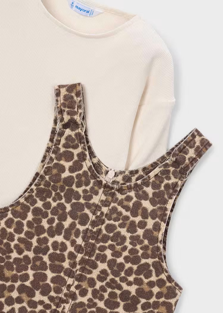 VESTITO SALOPETTE con fantasia leopardata marrone e beige in cotone, abbinato a maglia bianca a maniche lunghe a coste.