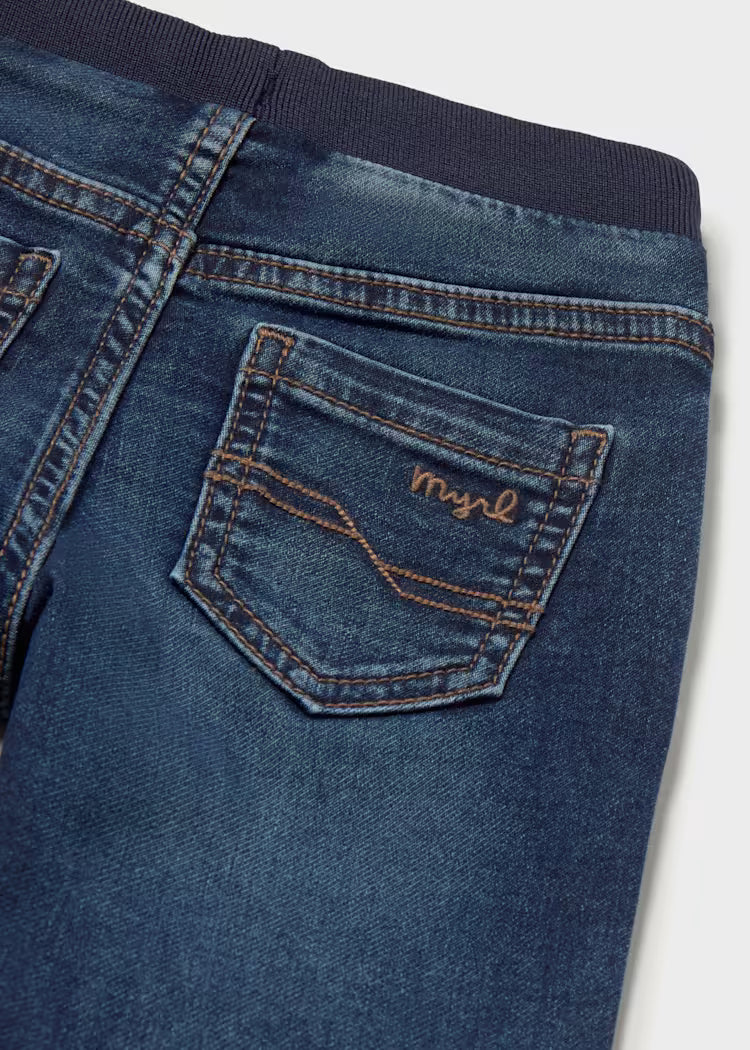 PANTALONE SOFT DENIM JOGGER in denim blu scuro con tasca posteriore e vita elasticizzata in tessuto morbido.