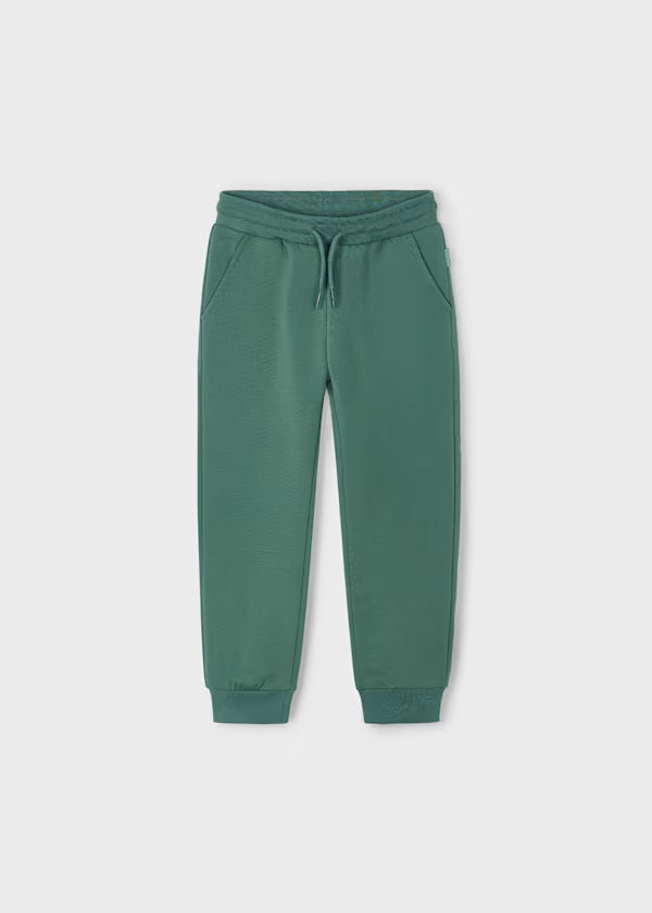 Pantalone tuta basico Mayoral boy con vita e orlo elasticizzati, tasche laterali.