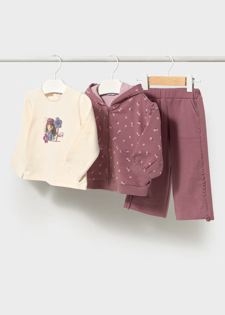 TUTA 3PZ BAMBOLA composta da felpa panna con stampa bambola, felpa con cappuccio e pantaloni rosa malva in tessuto morbido.